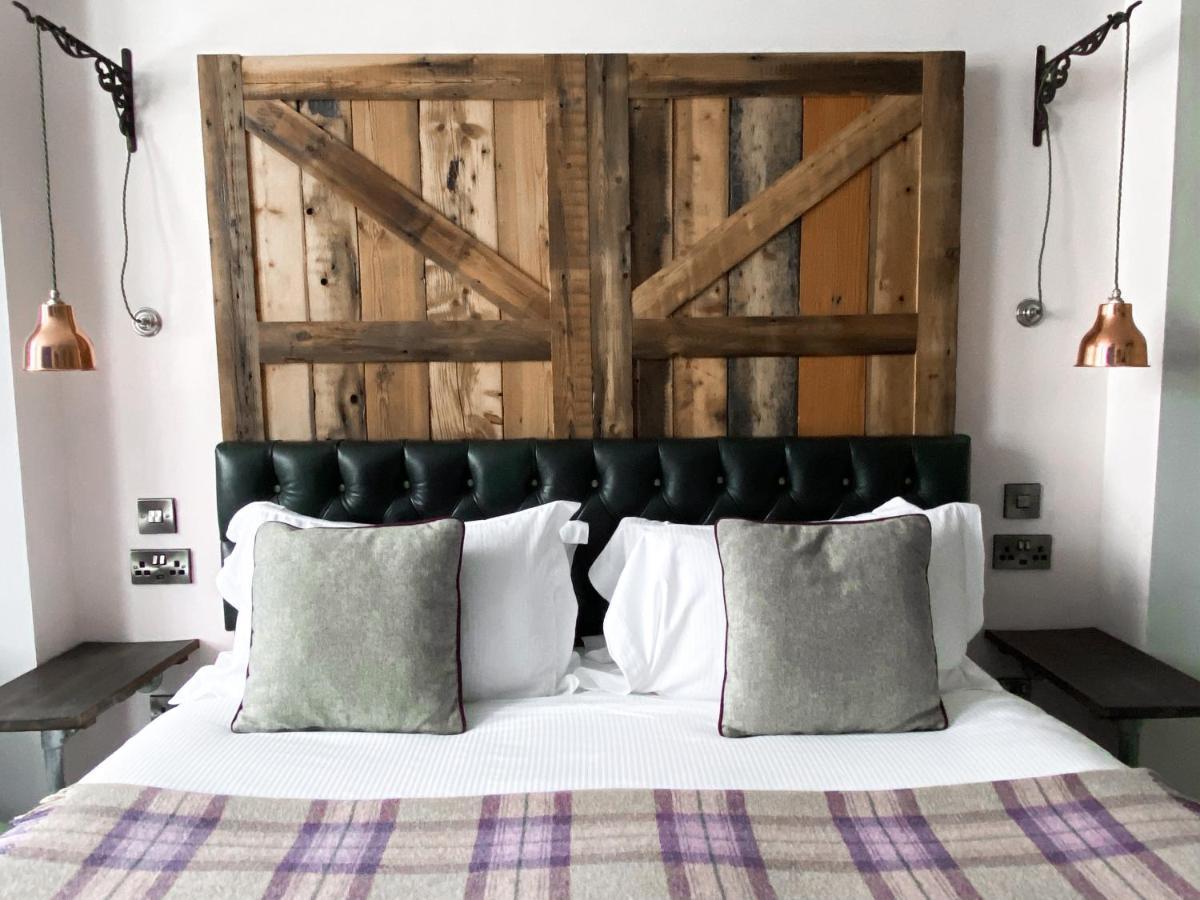 Helen Browning'S Royal Oak Hotel Swindon Room photo