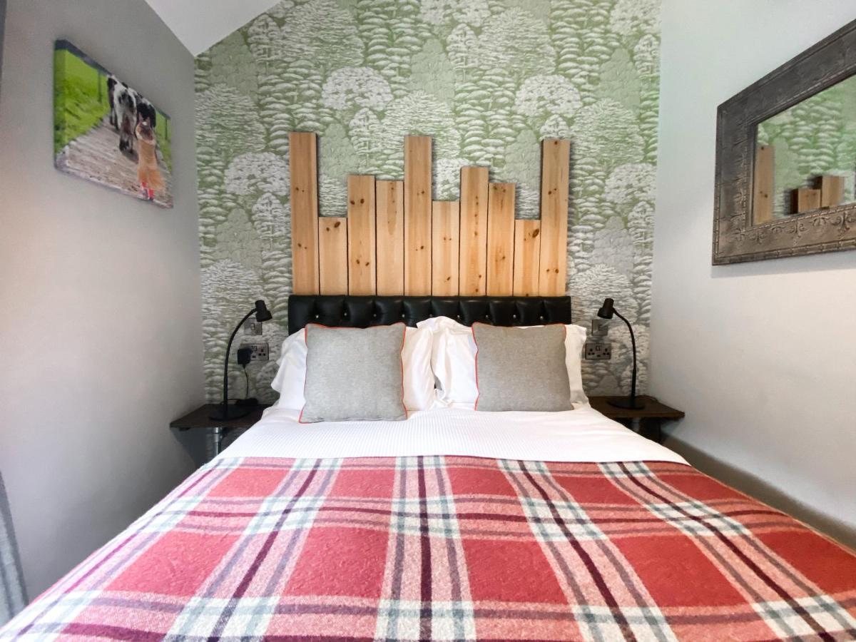 Helen Browning'S Royal Oak Hotel Swindon Room photo