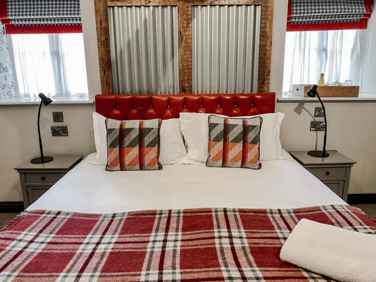 Helen Browning'S Royal Oak Hotel Swindon Room photo