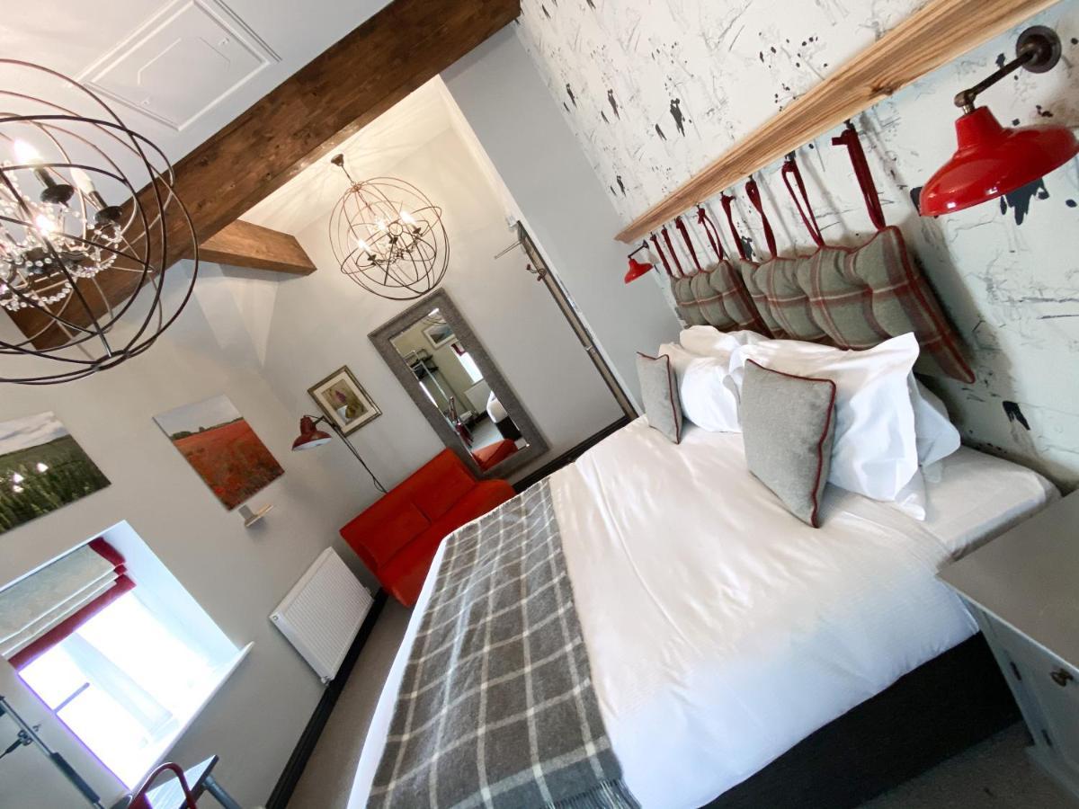 Helen Browning'S Royal Oak Hotel Swindon Room photo