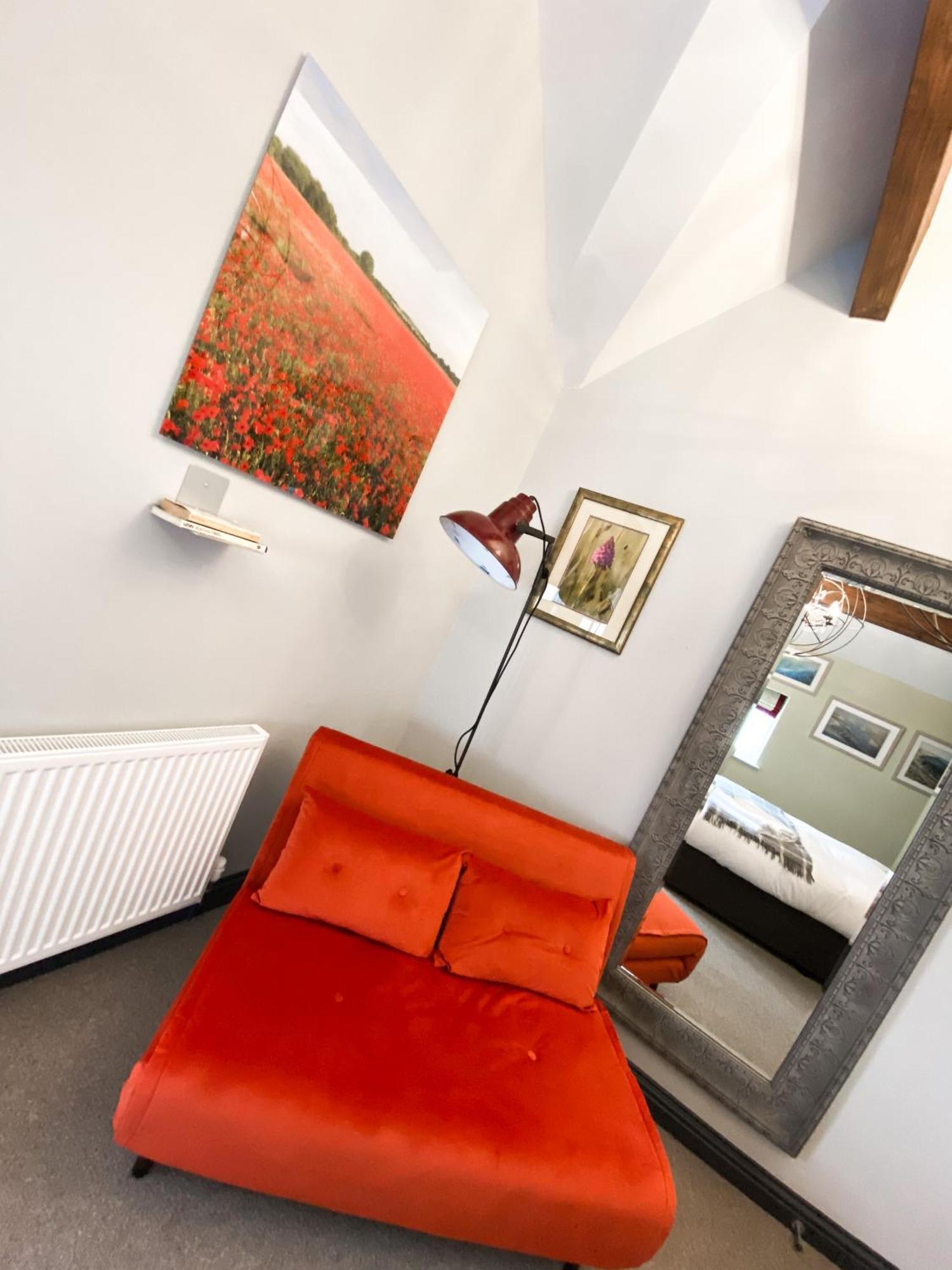 Helen Browning'S Royal Oak Hotel Swindon Room photo