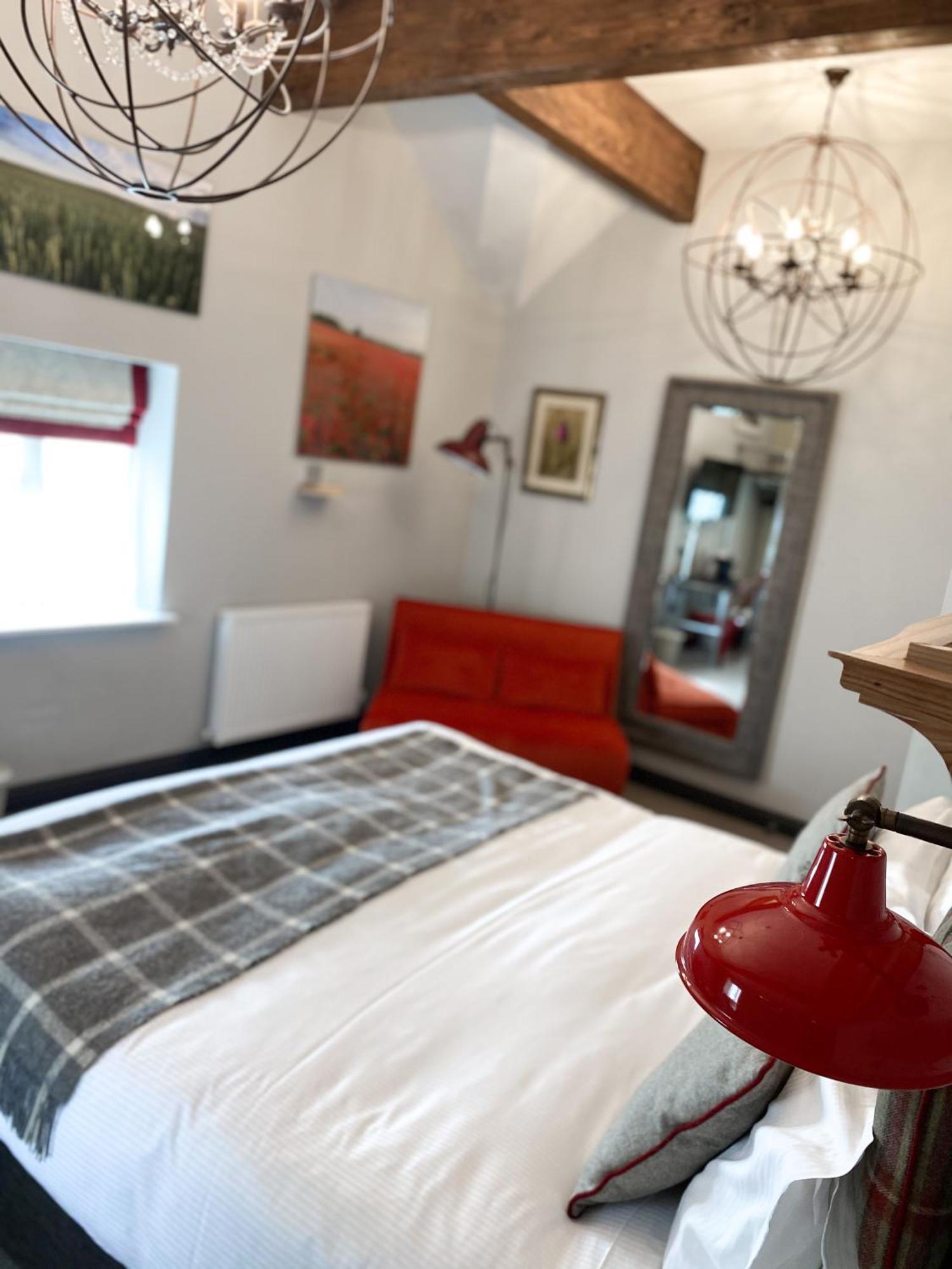Helen Browning'S Royal Oak Hotel Swindon Room photo