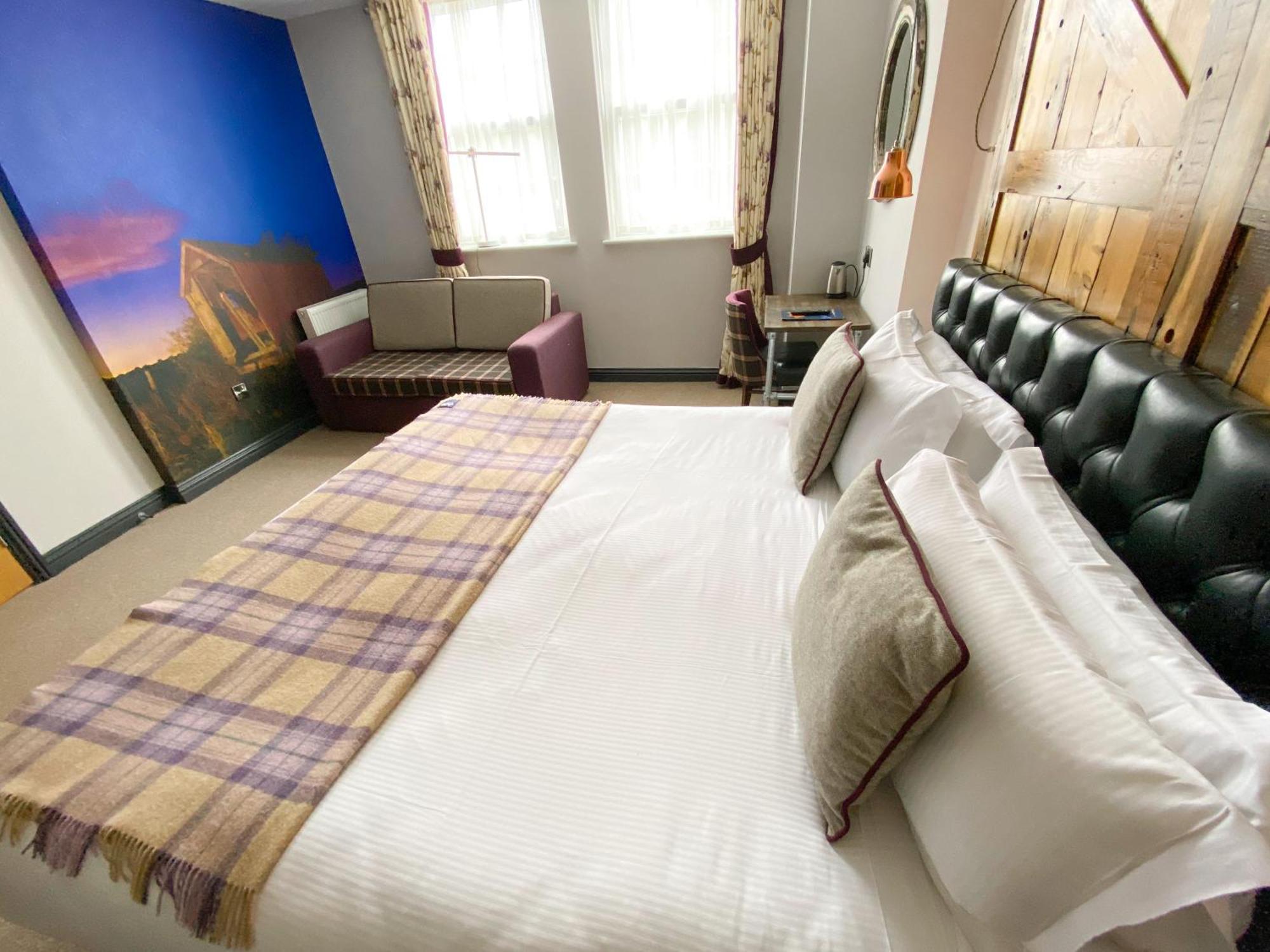 Helen Browning'S Royal Oak Hotel Swindon Room photo
