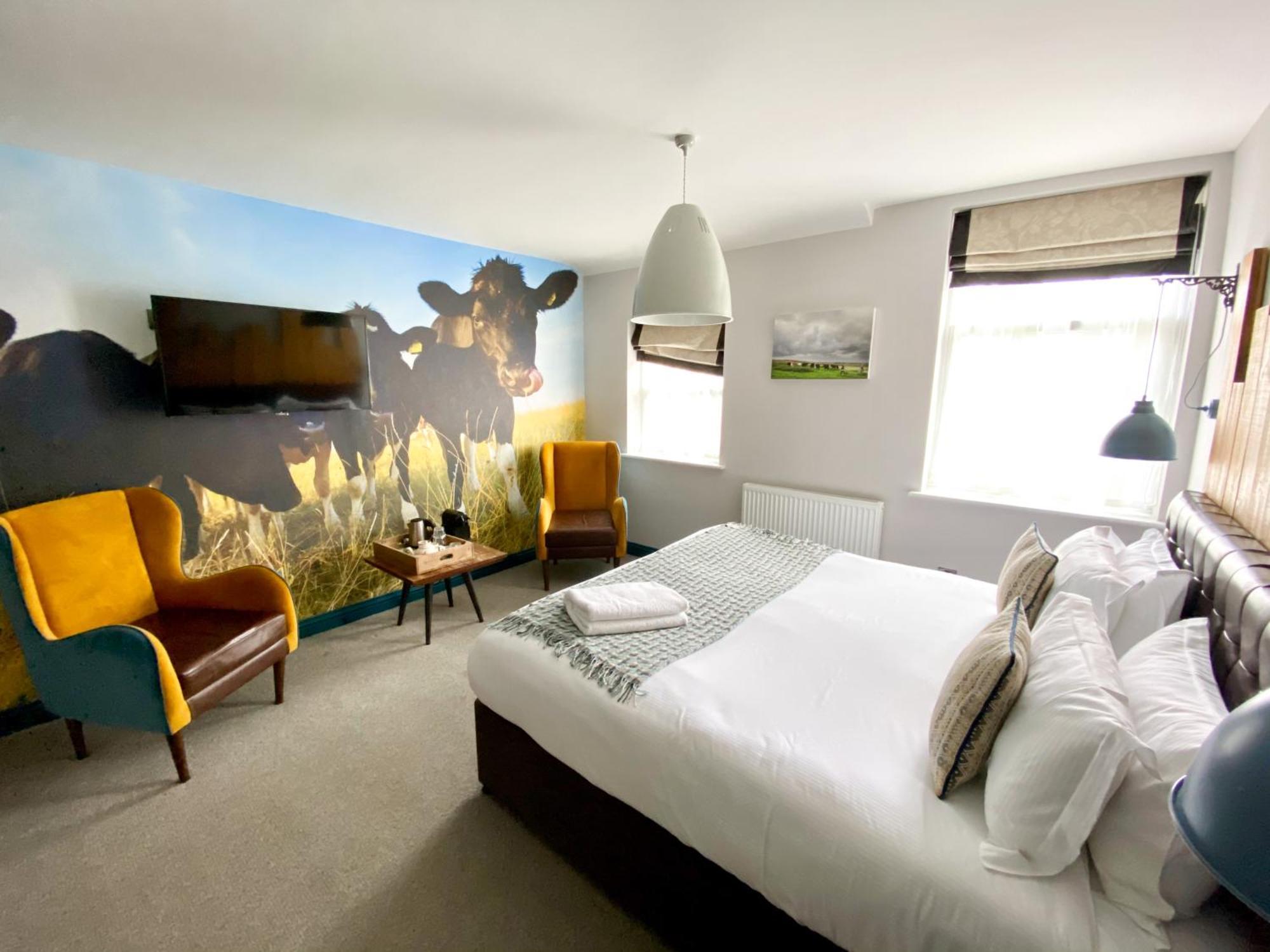 Helen Browning'S Royal Oak Hotel Swindon Room photo
