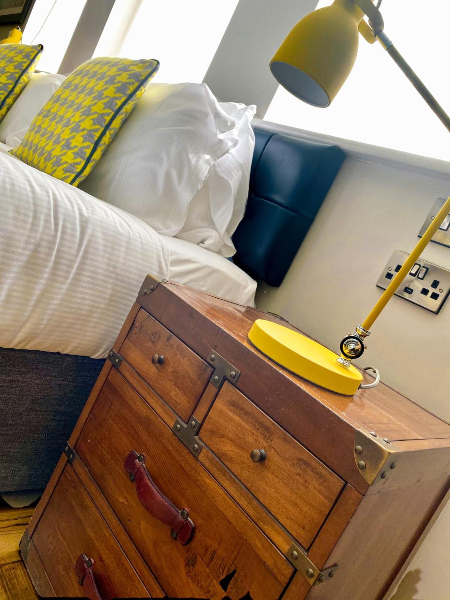 Helen Browning'S Royal Oak Hotel Swindon Room photo