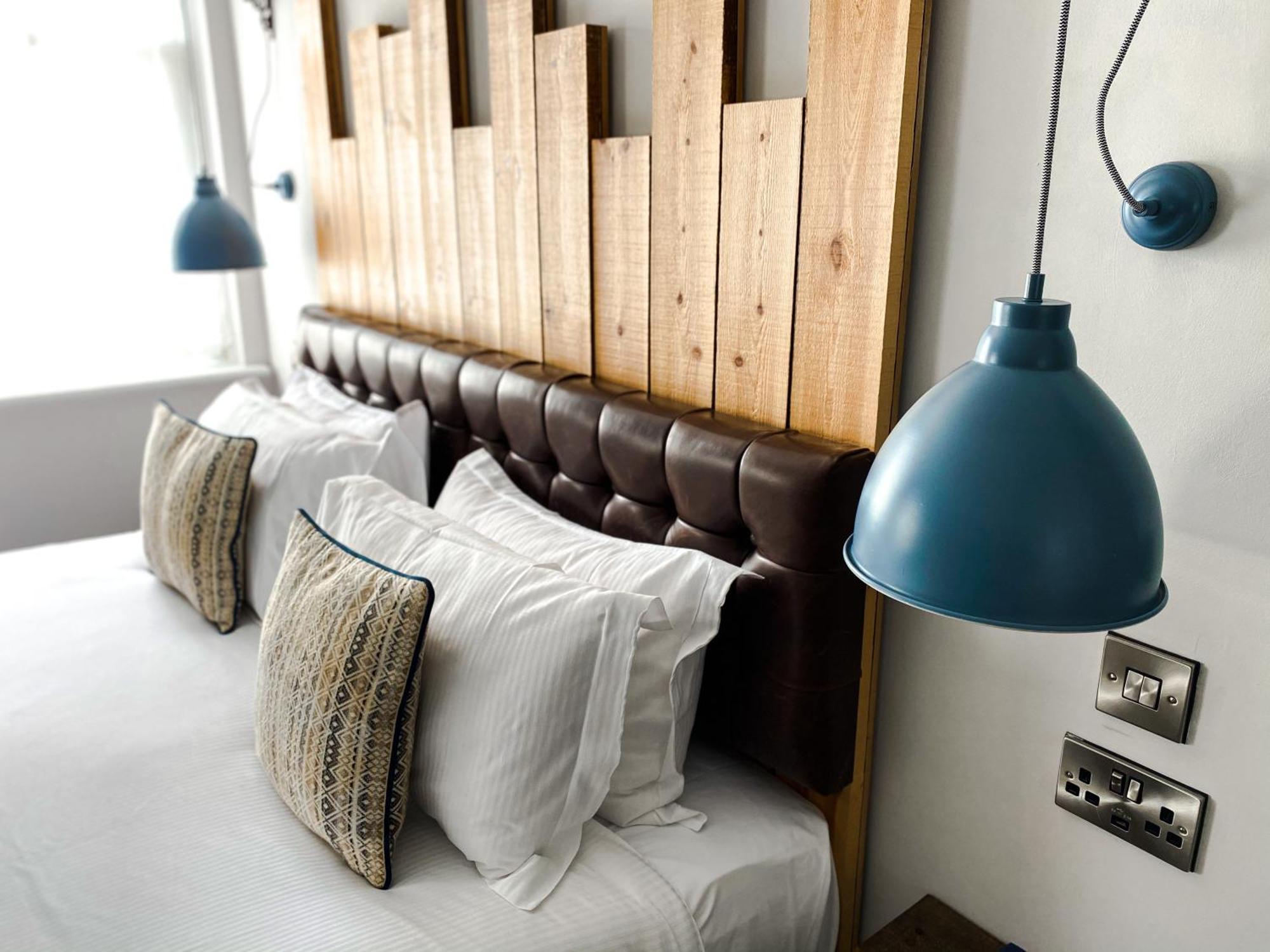 Helen Browning'S Royal Oak Hotel Swindon Room photo