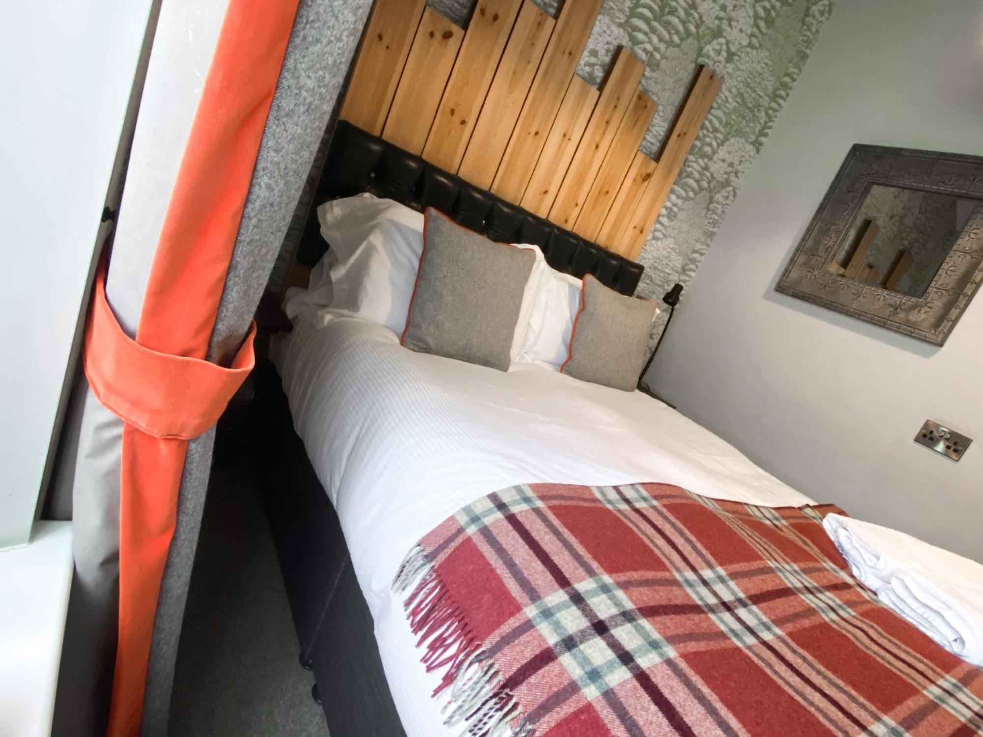 Helen Browning'S Royal Oak Hotel Swindon Room photo
