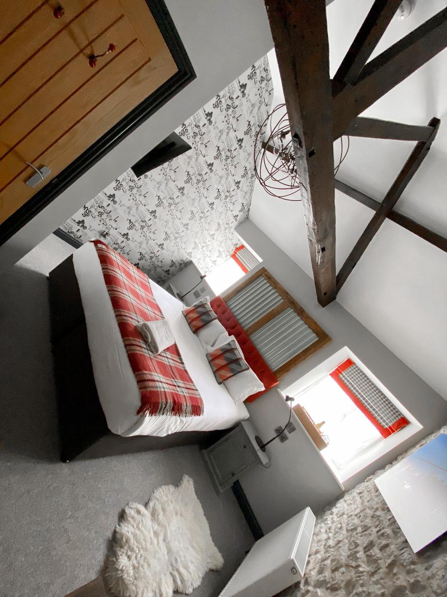 Helen Browning'S Royal Oak Hotel Swindon Room photo