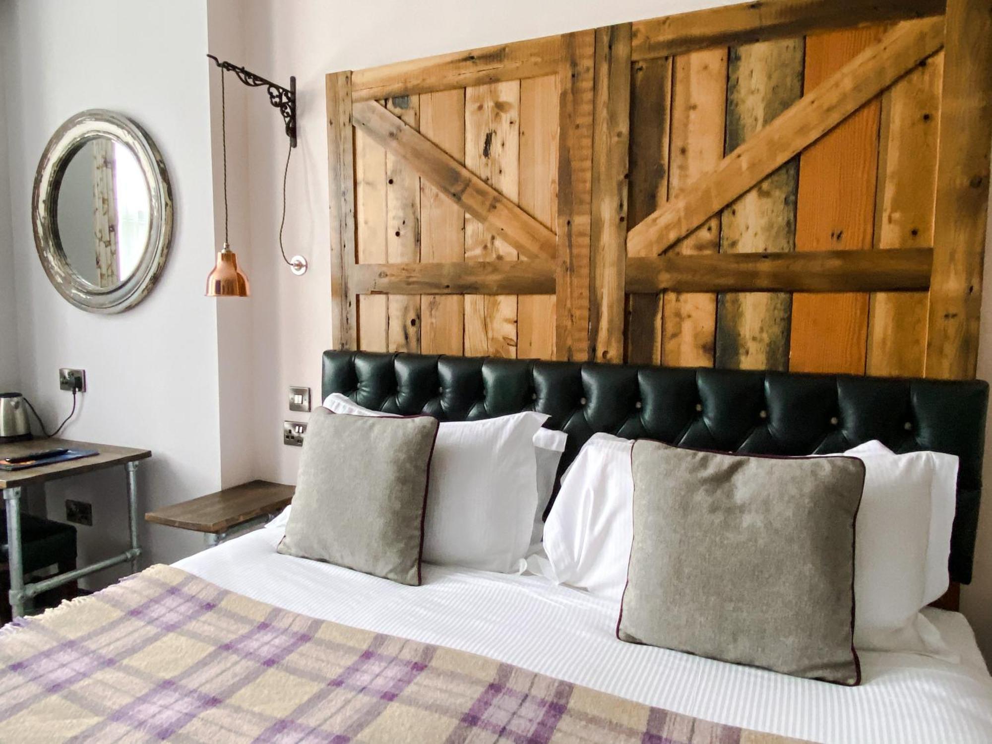 Helen Browning'S Royal Oak Hotel Swindon Room photo