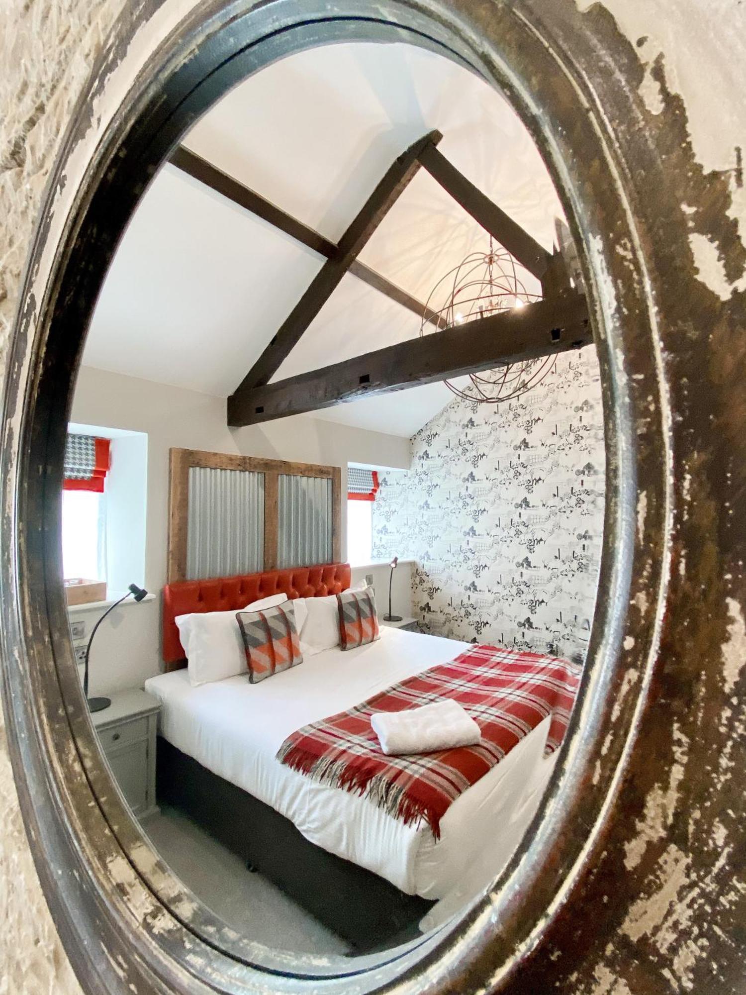 Helen Browning'S Royal Oak Hotel Swindon Room photo