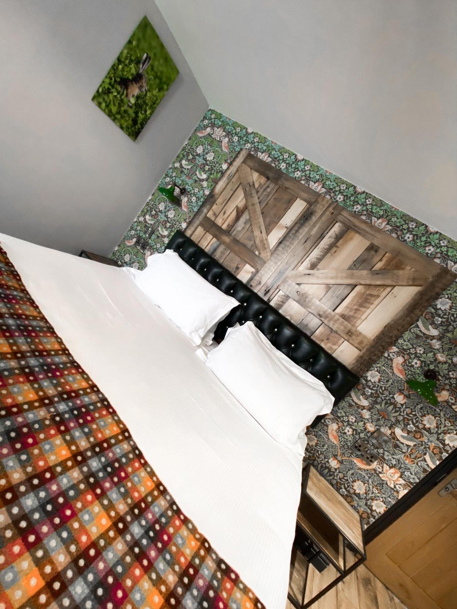 Helen Browning'S Royal Oak Hotel Swindon Room photo